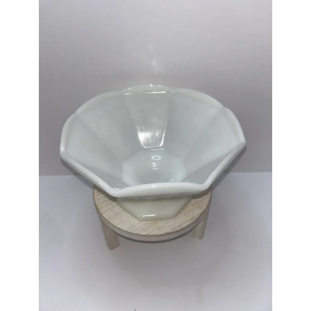 Anchor Hocking Milk Glass Scalloped Grape Leaves‎ Pedestal Fruit Bowl 9